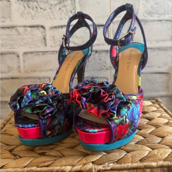 Gianni Bini Shoes - SOLD!!!  Women’s Gianni Bini vibrant floral strappy prep toe heels size 6.5